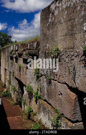 Eingänge zu rechteckigen Kammergräbern in der etruskischen Grabstätte von Crocifisso del Tufo in Orvieto, Umbrien, Italien. Auf dem Architrave oder Sturz über dem Eingang zu jedem Grab, der in altitalischer Sprache, der etruskischen Sprache und Schrift geschrieben ist, ist der Name der Familie, die dort begraben wurde. Stockfoto