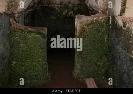 Das Innere des Grabes in der etruskischen Nekropole Crocifisso del Tufo in Orvieto, Umbrien, Italien. Stockfoto