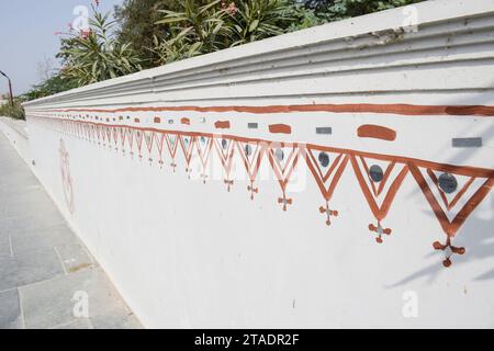 Bheenth Chitra, einzigartiges Wandgemälde von Geru, ein spezielles rotes Pulver. Geometrische Wandmalerei in Kutch, Gujarat Stockfoto