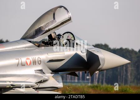 Österreichische Luftwaffe Eurofighter Taifun Kampfflugzeug Vorbereitung auf Start. Luftwaffenstützpunkt Kleine Brogel, Belgien - 13. September 2021 Stockfoto