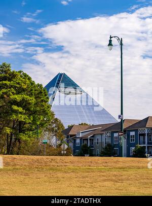 Memphis Pyramid erhebt sich über den modernen Wohnungen und Häusern in Harbor Town in Memphis Tennessee Stockfoto