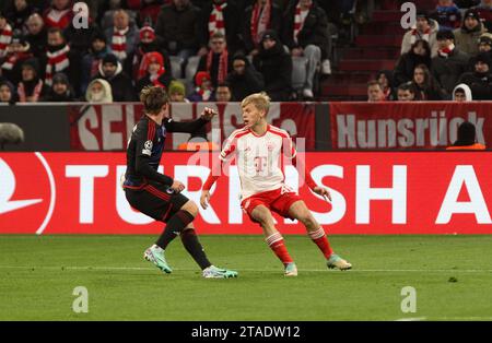 München, Deutschland. November 2023. MÜNCHEN, Deutschland 29. November 2023; 41 Frans KRÄTZIG, KRAETZIG vom FC Bayern in Aktion gegen #22 Peter Ankersen beim Fußball Champions League Spiel zwischen FC Bayern und F.C. KOPENHAGEN in München in der Allianz Arena am Mittwoch, 29. November. - Das Bild ist für die Presse bestimmt; Foto von Arthur THILL/ATP Images (THILL Arthur/ATP/SPP) Credit: SPP Sport Press Photo. /Alamy Live News Stockfoto