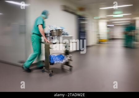 Rendsburg, Deutschland. November 2023. Ein Pfleger schiebt einen Wagen in das OP-Zentrum der schön Klinik. Frank Molter/dpa/Alamy Live News Stockfoto