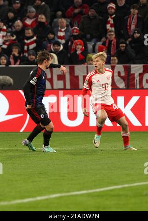 München, Deutschland. November 2023. MÜNCHEN, Deutschland 29. November 2023; 41 Frans KRÄTZIG, KRAETZIG vom FC Bayern in Aktion gegen #22 Peter Ankersen beim Fußball Champions League Spiel zwischen FC Bayern und F.C. KOPENHAGEN in München in der Allianz Arena am Mittwoch, 29. November. - Das Bild ist für die Presse bestimmt; Foto von Arthur THILL/ATP Images (THILL Arthur/ATP/SPP) Credit: SPP Sport Press Photo. /Alamy Live News Stockfoto