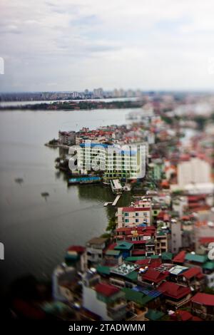 Blick auf den Westsee von der Summit Lounge des Sofitel Plaza, Hanoi, Vietnam. Stockfoto