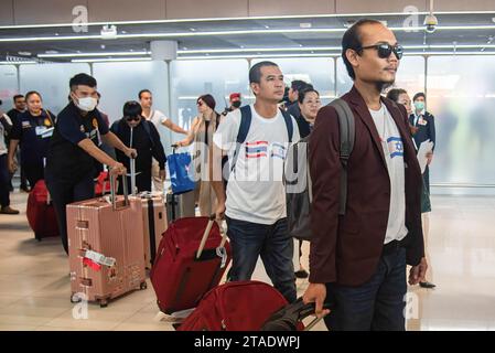 Thailändische Staatsbürger, die von der Hamas freigelassen worden waren, kommen am Suvarnabhumi International Airport in Bangkok an. Nach einem fast zweimonatigen Überraschungsangriff der Hamas, der militanten palästinensischen Gruppe, in Gaza sind die 17 thailändischen Staatsangehörigen, die von der Hamas-Gruppe als Geiseln entführt wurden, die erste Gruppe thailändischer Staatsangehöriger, die freigelassen und nach Thailand zurückgekehrt waren. (Foto: Peerapon Boonyakiat / SOPA Image/SIPA USA) Stockfoto
