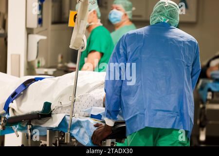 Rendsburg, Deutschland. November 2023. Ein Patient wird zur Vorbereitung auf die Anästhesie in das Operationszentrum der schön Klinik gebracht. Frank Molter/dpa/Alamy Live News Stockfoto