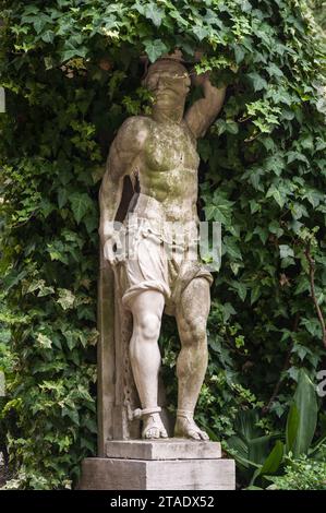 Statue eines türkischen Sklaven in Ketten, im Palazzo Brandolini, Venedig. Die venezianische Republik befand sich häufig im Krieg mit dem Osmanischen Reich Stockfoto