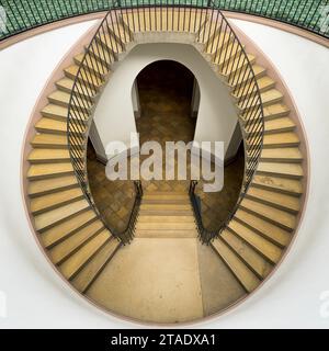 Selbsttragende Doppeltreppe aus Kentucky Kalkstein in der Rotunde des Old State Capitol in Frankfort, Kentucky Stockfoto
