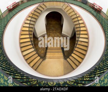 Selbsttragende Doppeltreppe aus Kentucky Kalkstein in der Rotunde des Old State Capitol in Frankfort, Kentucky Stockfoto