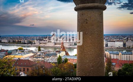 Ungarisches Parlamentsgebäude in Budapest, herrlicher Blick von der Fischerbastei bei Sonnenuntergang Stockfoto