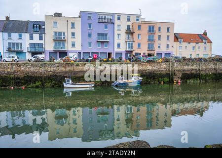 Farbenfrohe moderne Apartmentblöcke am Shorehead am Hafen von St Andrews im Royal Burgh of St Andrews in Fife, Schottland, Großbritannien Stockfoto