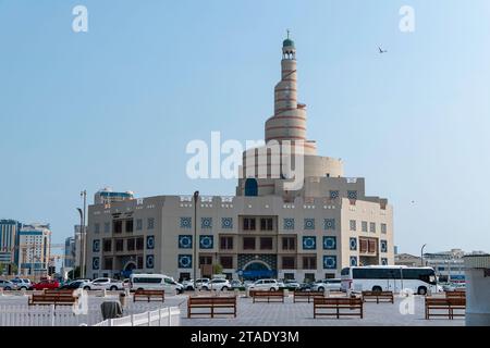 Doha, Katar, 1. November 2023. Blick auf den Al Fanar Spiralturm des Abdullah bin Zaid Al Mahmoud Islamic Cultural CenterCenter Stockfoto