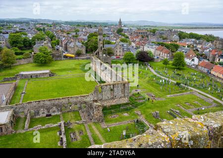 Aus der Vogelperspektive vom St. Rule’s Tower aus die Ruinen der St. Andrew Cathedral, mit der Stadt dahinter, im Royal Burgh of St Andrews in Fife, Schottland, Großbritannien Stockfoto