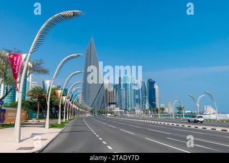 Doha, Katar, 31. Oktober 2023. Straße, die zu Wolkenkratzern führt, mit Werbung für die Expo 2023, Gartenbauausstellung Stockfoto