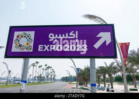 Doha, Katar, 31. Oktober 2023. Schild mit dem Weg zur Expo 2023, Gartenausstellung Stockfoto