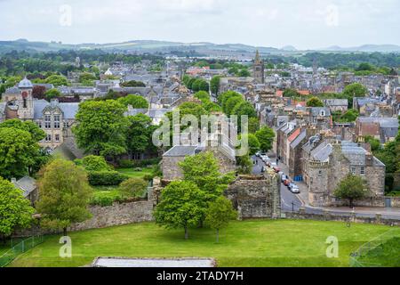 Aus der Vogelperspektive vom St Rule’s Tower aus mit Blick nach Westen entlang der South Street in St Andrews im Royal Burgh of St Andrews in Fife, Schottland, Großbritannien Stockfoto