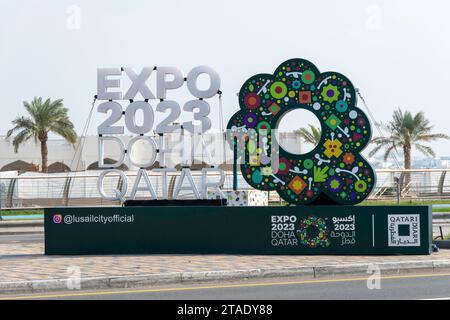 Doha, Katar, 31. Oktober 2023. Werbung für die Expo 2023, Gartenbau Ausstellung, entlang der Straße Stockfoto