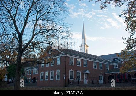 Weißer Kirchturm, der in einen teilweise bewölkten blauen Himmel ragt, in Westfield, New Jersey -01 Stockfoto