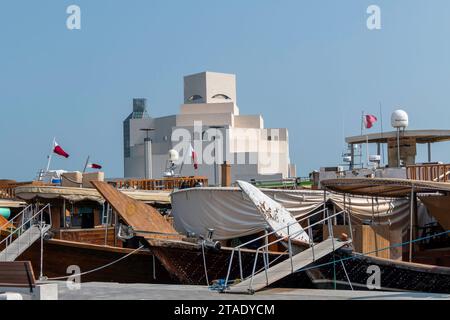 Doha, Katar, 1. November 2023. Traditionelle arabische Holzdhow vor dem Doha Museum of Islamic Art Stockfoto