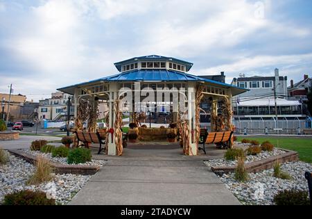 Pavillon im Keyport Waterfront Park, New Jersey, dekoriert für die Herbstferien von Halloween und Thanksgiving 04 Stockfoto