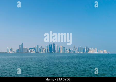 Doha, Katar, 1. November 2023. Blick auf Wolkenkratzer vom Meer aus Stockfoto