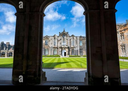 Blick auf die Lower College Hall und das Viereck des St Salvator’s College, University of St Andrews, im Royal Burgh of St Andrews in Fife, Schottland, Großbritannien Stockfoto