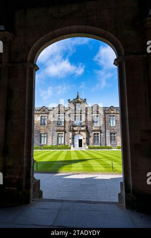 Blick auf die Lower College Hall und das Viereck des St Salvator’s College, University of St Andrews, im Royal Burgh of St Andrews in Fife, Schottland, Großbritannien Stockfoto