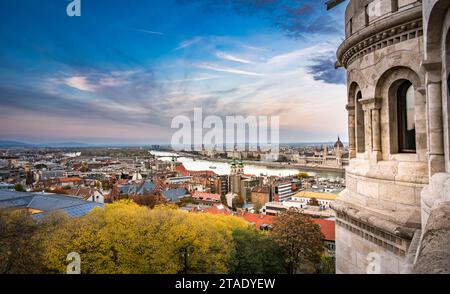 Ungarisches Parlamentsgebäude in Budapest, herrlicher Blick von der Fischerbastei bei Sonnenuntergang Stockfoto