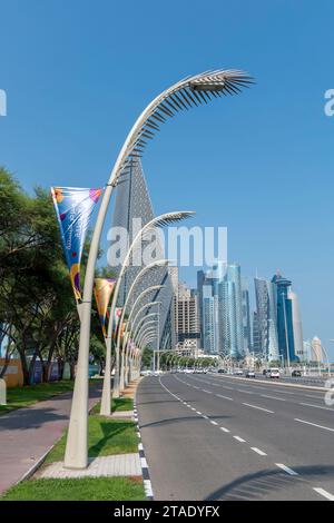 Doha, Katar, 31. Oktober 2023. Straße, die zu Wolkenkratzern führt, mit Werbung für die Expo 2023, Gartenbauausstellung Stockfoto