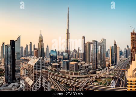 Panoramablick auf die Skyline von dubai bei Sonnenaufgang Stockfoto