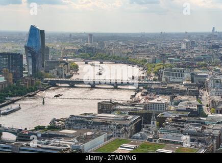 Blick aus der Vogelperspektive auf den Südwesten Londons an einem sonnigen Tag, die Menschen gehen über die Millennium Bridge, die Themse darunter Stockfoto