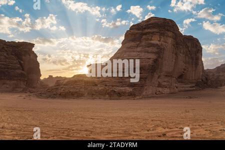 Die Morgensonne scheint über felsigen Wüstenformationen, typische Landschaft in Al Ula, Saudi-Arabien Stockfoto