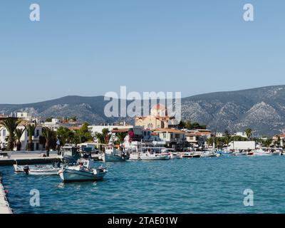 Afines, Griechenland - 20. august 2023: Boote liegen vor der Küste der kleinen Stadt Kilada am Fuße der Berge. Griechenland Stockfoto