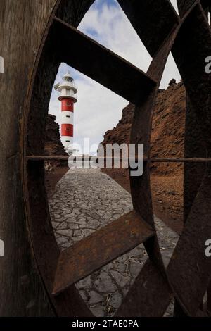 Hochauflösendes, skurriles Reisebild des Leuchtturms Punta de Teno bei gutem Sonnenlicht und negativem Raum, Teneˈɾife; Teneriffa, Kanarische Inseln, Stockfoto