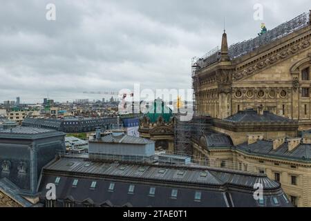 Frankreich, 2023. Blick auf die typischen Zinkdächer von Paris, mit dem Gebäude der Société Générale im Vordergrund und der Oper mit ihrer Bronzekupola Stockfoto