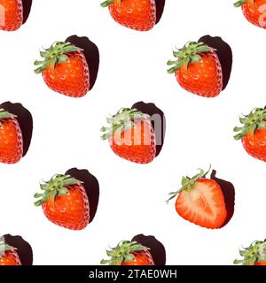 Nahtloses Muster von ganzen Beeren von roten Reifen Erdbeeren und einer geschnittenen Hälfte von Beeren auf weißem Hintergrund. Sommer natürliche süße köstliche Speisen. Suitabl Stockfoto