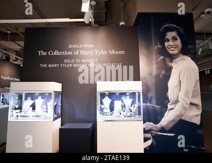 New York, Usa. November 2023 30. Schmuck aus der Sammlung von Mary Tyler Moore.comprising antike Diamanten, Uhren und moderne Juwelen von Van Cleef & Arpels, Bulgari, Tiffany und Co. Und mehr sind eines der vielen Highlights von Sotheby's Luxury Sales bei Sotheby's in New York City am Donnerstag, den 30. November 2023. Foto: John Angelillo/UPI Credit: UPI/Alamy Live News Stockfoto