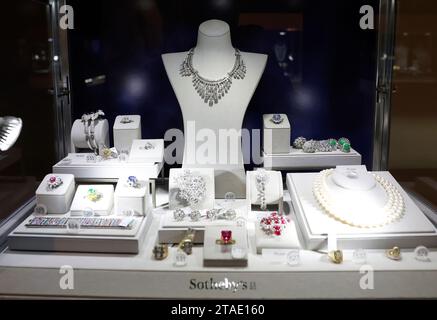 New York, Usa. November 2023 30. Schmuck aus der Sammlung von Mary Tyler Moore.comprising antike Diamanten, Uhren und moderne Juwelen von Van Cleef & Arpels, Bulgari, Tiffany und Co. Und mehr sind eines der vielen Highlights von Sotheby's Luxury Sales bei Sotheby's in New York City am Donnerstag, den 30. November 2023. Foto: John Angelillo/UPI Credit: UPI/Alamy Live News Stockfoto