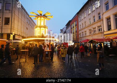 Gera, Deutschland. November 2023 30. In der Fußgängerzone steht bei der Eröffnung des Weihnachtsmarktes eine Pyramide. Insgesamt 38 handgefertigte, lebensgroße Märchenfiguren verleihen dem Markt ein ganz besonderes Flair und begeistern jedes Jahr zahlreiche Besucher. Quelle: Bodo Schackow/dpa/Alamy Live News Stockfoto