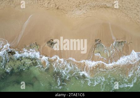 Strand mit Meereslandschaft mit türkisfarbenem Wasser und Kopierraum für Text. Wunderschöne Meereslandschaft von Sand Beach Luftdrohnenfoto Stockfoto