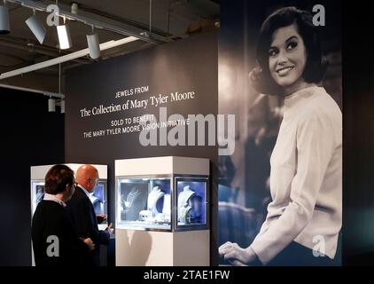 New York, Usa. November 2023 30. Schmuck aus der Sammlung von Mary Tyler Moore.comprising antike Diamanten, Uhren und moderne Juwelen von Van Cleef & Arpels, Bulgari, Tiffany und Co. Und mehr sind eines der vielen Highlights von Sotheby's Luxury Sales bei Sotheby's in New York City am Donnerstag, den 30. November 2023. Foto: John Angelillo/UPI Credit: UPI/Alamy Live News Stockfoto