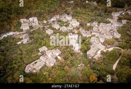 Drone aus der Vogelperspektive auf das traditionelle Dorf. Dilofo Central Zagori, zagorochoria Gebiet epirus griechenland Stockfoto