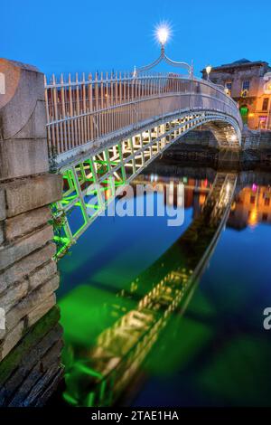 Die berühmte Ha'Penny Bridge in Dublin, Irland, in der Dämmerung Stockfoto