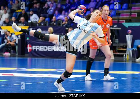 Fredrikshavn, Dänemark. November 2023 30. FREDRIKSHAVN, DÄNEMARK - NOVEMBER 30: Manuela Pizzo aus Argentinien während des 26. IHF Frauen-WM-Handball-Vorrundenspiels Gruppe H zwischen den Niederlanden und Argentinien am 30. November 2023 in Fredrikshavn, Dänemark (Foto: Henk Seppen/Orange Pictures) Credit: Orange Pics BV/Alamy Live News Stockfoto