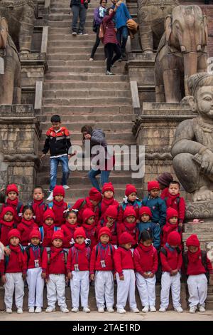 Kathmandu, Nepal - 10. Mai 2022: Grundschüler besuchen die UNESCO-Weltkulturerbestätten „Bhaktapur Durbar Square“ des alten Königreichs Bhaktapur. Stockfoto