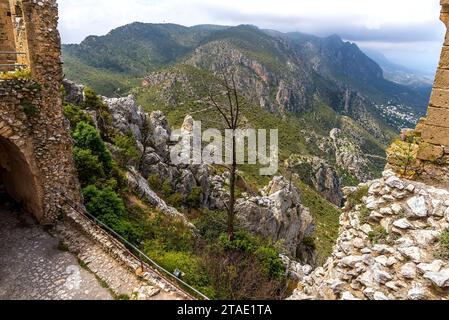 Die kyrenischen Hügel vom oberen Teil der Burg Saint Hilarion in Nordzypern aus gesehen Stockfoto