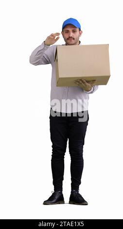 Männlicher Kurier in voller Länge, der eine Kiste auf weißem Hintergrund hält Stockfoto