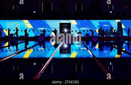 ROTTERDAM - Schwimmer treffen sich am ersten Tag der Rotterdam Qualifikation im Rotterdam Swimming Center. ANP IRIS VAN DEN BROEK Stockfoto