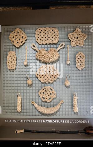 Frankreich, Charente-Maritime (17), Rochefort, International Sea Centre in der ehemaligen Rochefort Dockyard, die Corderie Royale, die 1666 von Colbert entworfen wurde, Seilstücke, die von Seeleuten der Seilfabrik hergestellt wurden Stockfoto